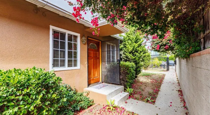Spacious Two Bedroom in Santa Monica #E - Image 1