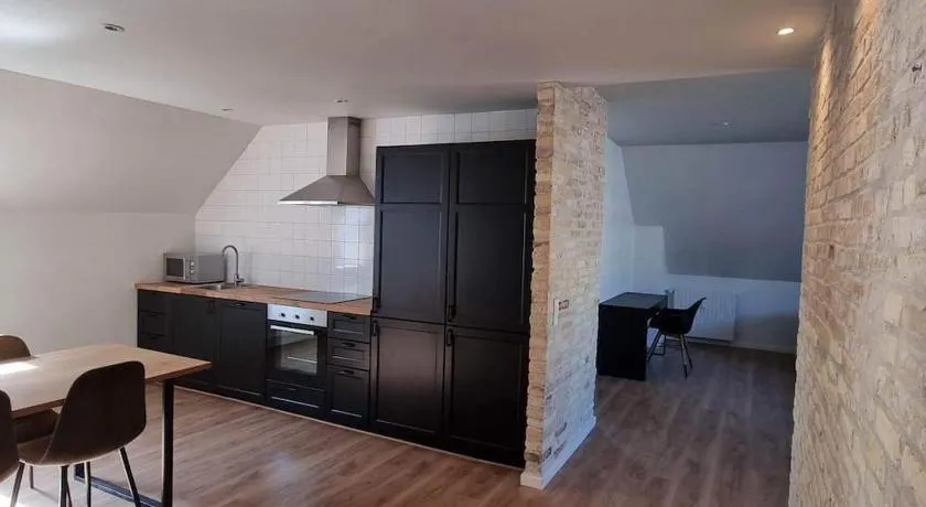 Newly renovated, great location - Image 1