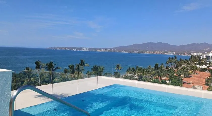 Amazing 2 bedroom condo in Golden Zone steps away from the ocean - Image 1