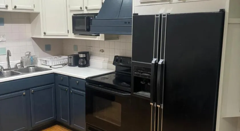 Hollywood Rentals LLC - Image 1