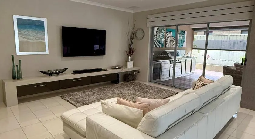 15 Luxury Exec Living Outdoor Oasis 4BR & Parking - Image 1