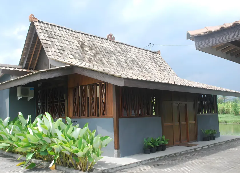 Puri Menoreh Hotel and Restaurant Borobudur - Image 1