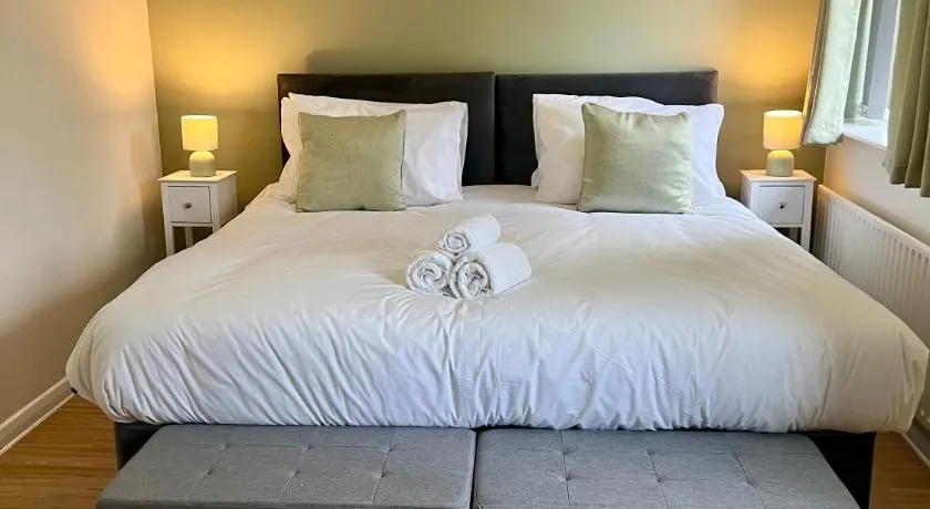The Olive House - 4 Bedroom, Sleeps 8, Contractors Welcome - Image 1