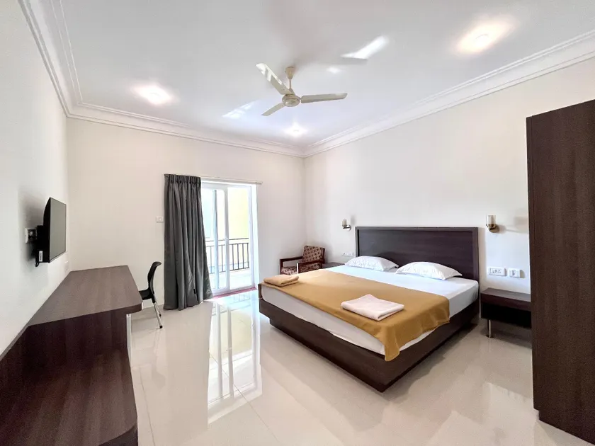 Morjim Sunset Guesthouse- Apartments with Kitchen & AC Rooms - Image 1