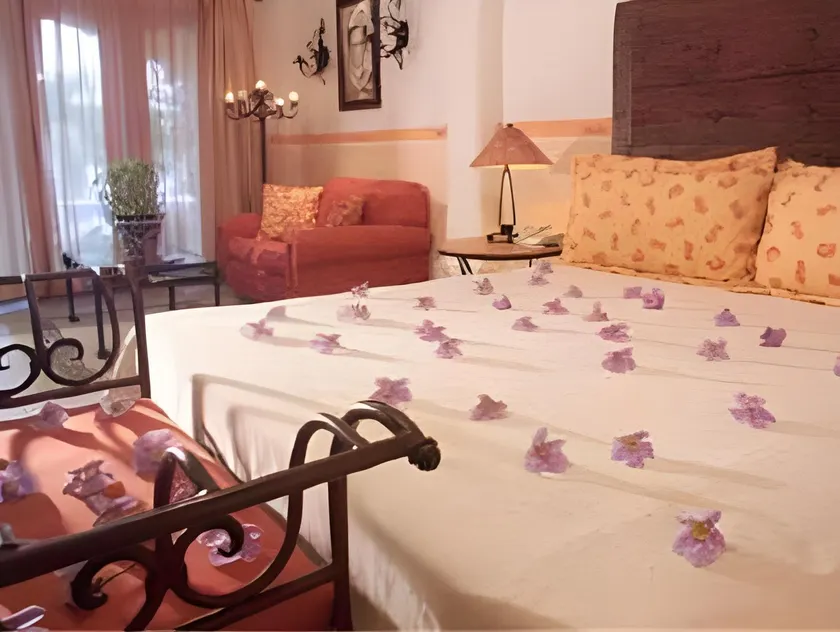 El Encanto Inn & Suites - Image 1