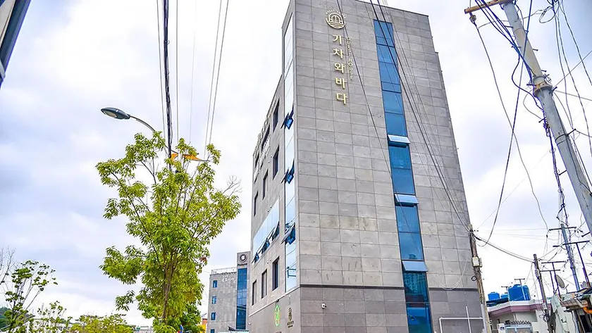 Yeosu Train and Sea Guesthouse - Image 1