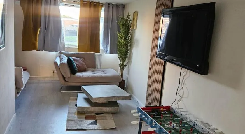 Modern Cozy central beautiful and Stylish 2 bed house with Smart TV Sleeps up to 6 - Image 1