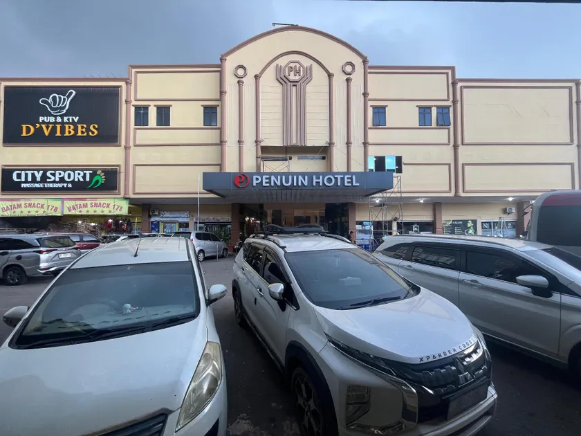 Penuin Hotel - Image 1