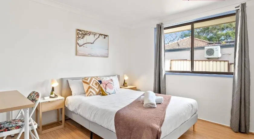 Luxe Double Room - Nearby Stations & Eateries - Shared Bathroom - Image 1