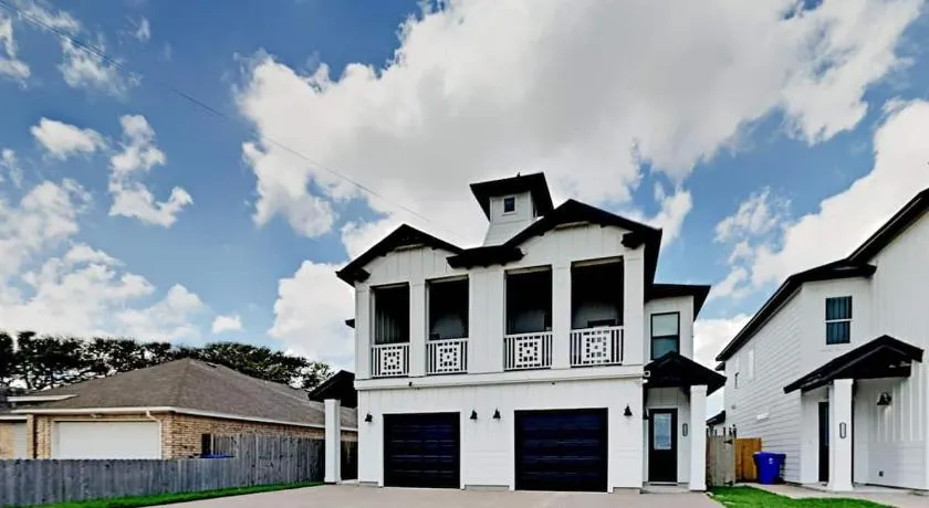 Luxurious Family-friendly Oasis with Laguna Views - Image 1