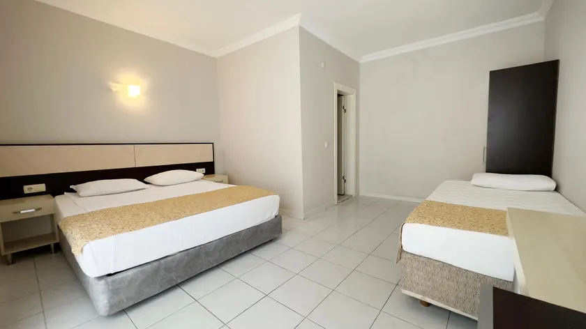 Side Beach Hotel - Image 1