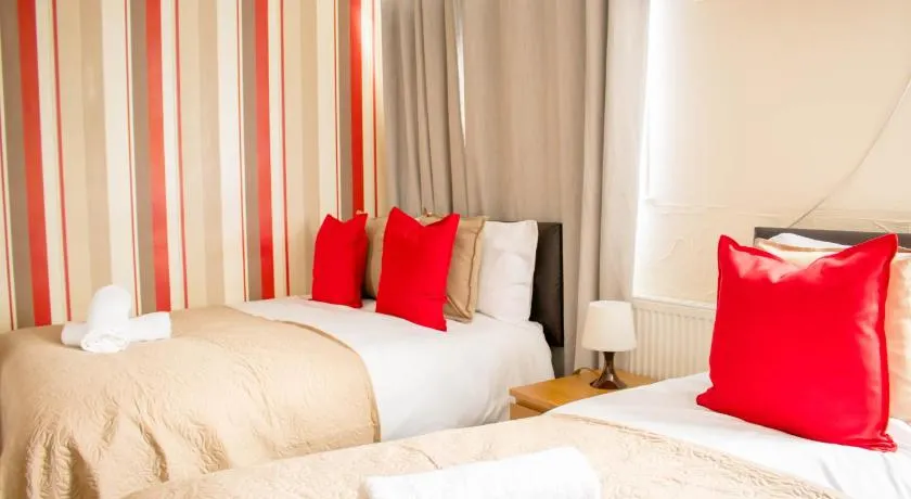 Spacious 5-Bedroom Home - Sleeps 11 & Free Parking - Image 1