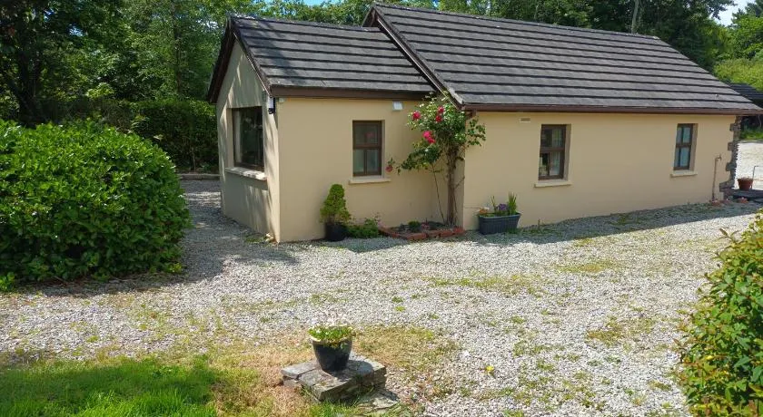 Sea View 1-Bed Cottage Sleeps 2 w Private Garden - Image 1