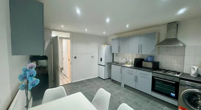 TOTTENHAM VELVET Suites - Image 1
