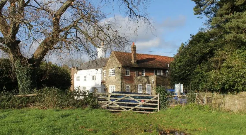 Chequers Hotel - Image 1