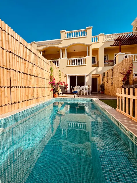 Western Townhouse with swimming pool - Image 1