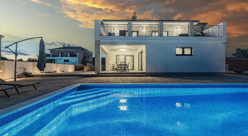 Enchanting Vacation Villas with Pool and Jacuzzi - Image 1