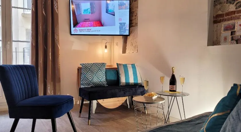 L établissement LA PLAGE A 2 PAS vous propose, 3 Appartements DEUX chambres, 1 appartement une pièce avec CLIMATISEUR ,Dans les apparts Netflix, lits faits à votre arrivée, serviettes de toilette, Ménage, Wifi, en hyper centre ,Plage à 100m, BOX à Vélos - Image 1