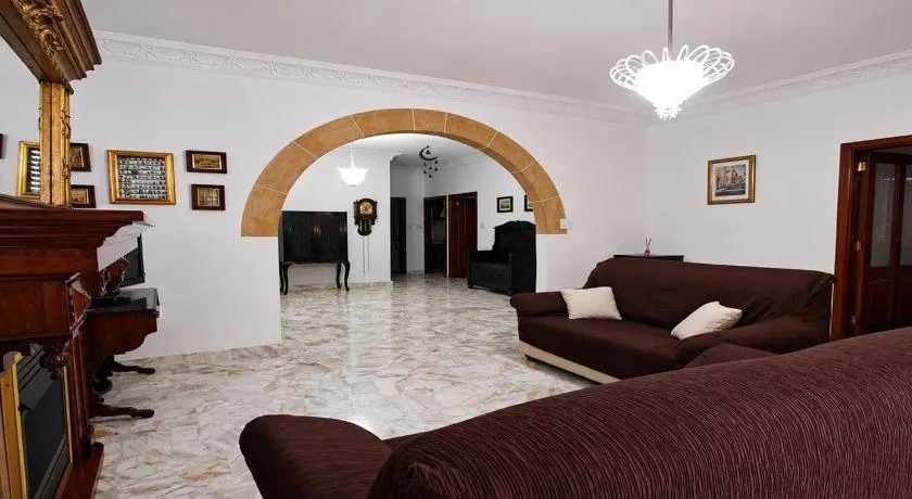 Spacious 4-Bedroom Apartment - Image 1