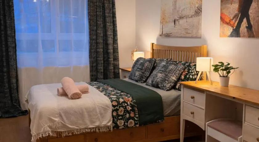 Sutton Cosy Rooms - Image 1