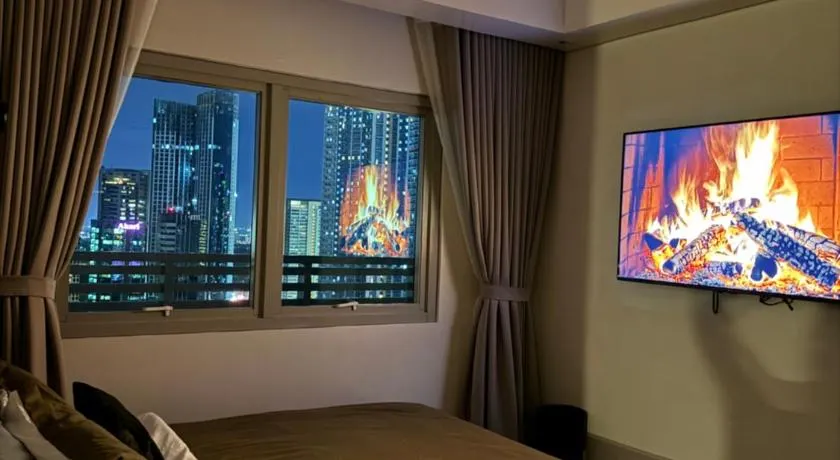 Modern 1BR Executive Suite l Best City View of BGC l The Residences BCCT - Image 1