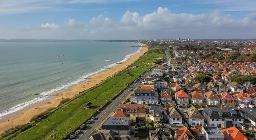 Stunning Bright Two Bedroom Apartment In Southbourne - Image 1