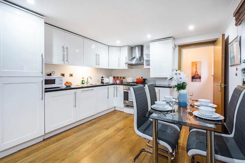 London 2 Bed Apartment With Free WiFi - Image 1