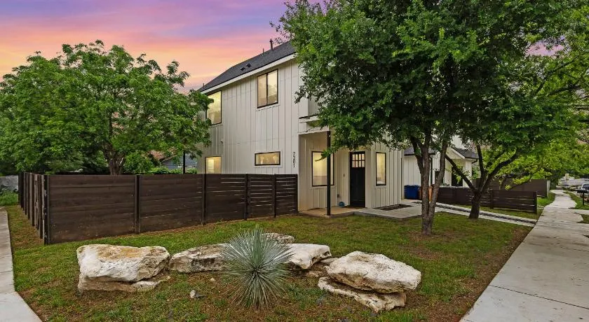 Artists Hideaway - Huge Yard and Workspace - Image 1