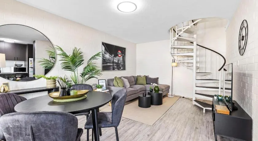Trendy townhouse on lakes edge with lush parks - Image 1