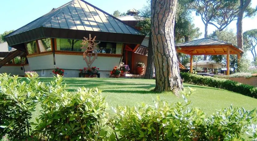 La Bussola Beach Hotel - Image 1