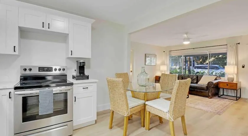 Cottage on California - Image 1