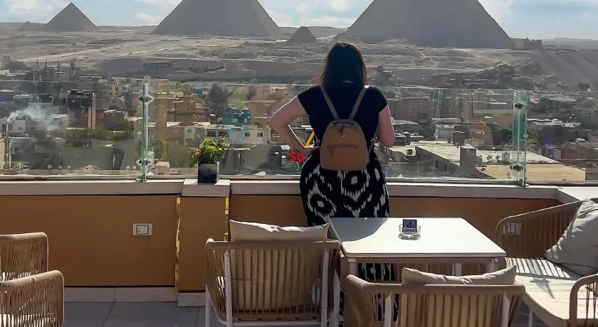 panorama pyramids view inn - Image 1