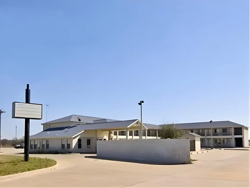 Summit Inn Hempstead - Image 1