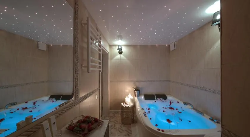 Deluxe Jacuzzi Apartment by LIUKSAI - Image 1