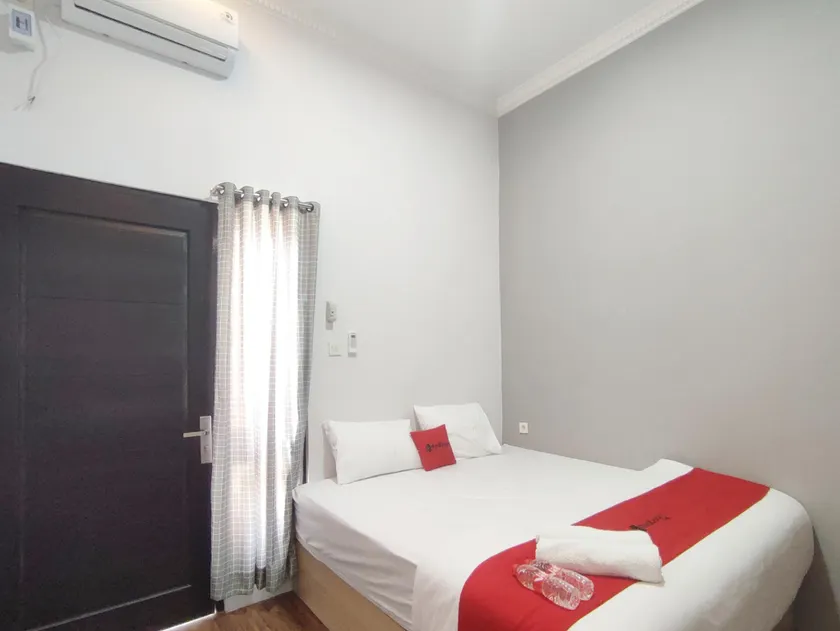 RedDoorz near Graha Saba Buana 2 - Image 1