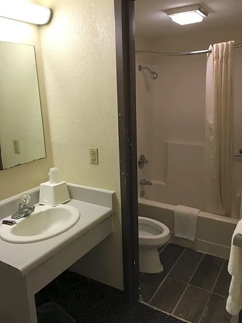 Executive Inn Pine Bluff - Image 1