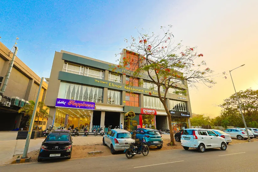 Hotel Elinor - Image 1