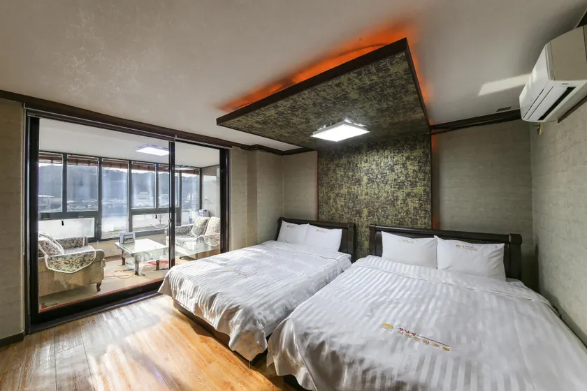 Jangheung Jinsong Tourist Hotel - Image 1