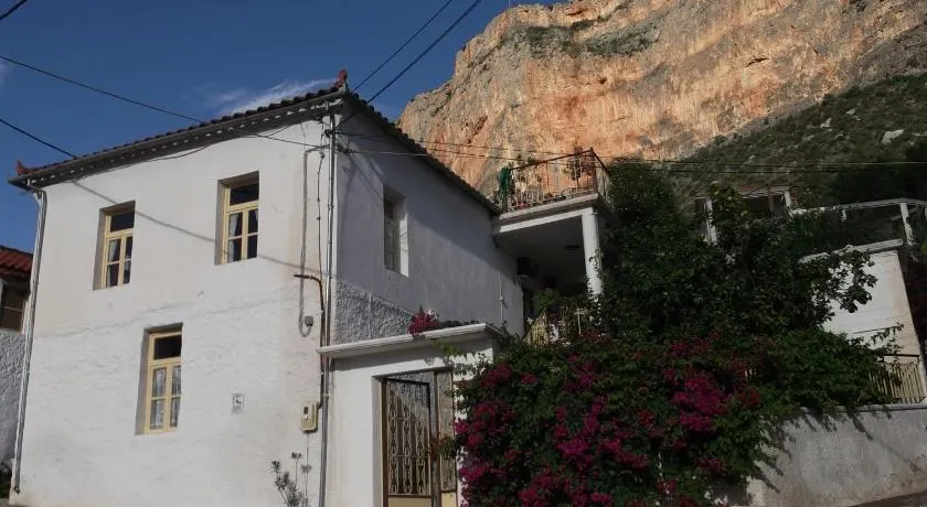 Au pied de la falaise rouge - Image 1