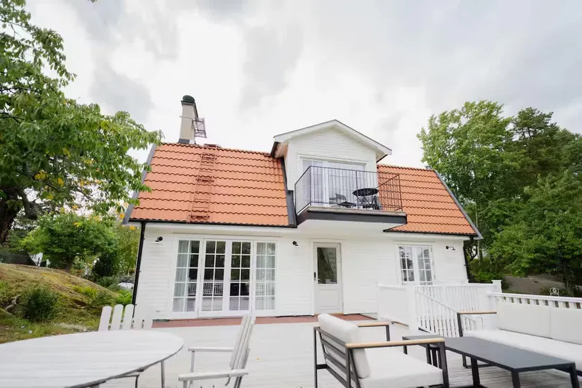Renovated Swedish Villa With Lake View And Terrace Near Beach - Image 1