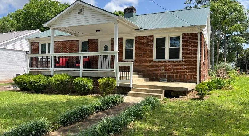 The Porchside Perch Walk to UNADowntown Florence - Image 1