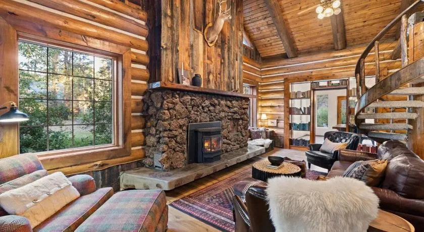 Billy Creek Luxury Lodge on the creek - Sleeps 18! - Image 1