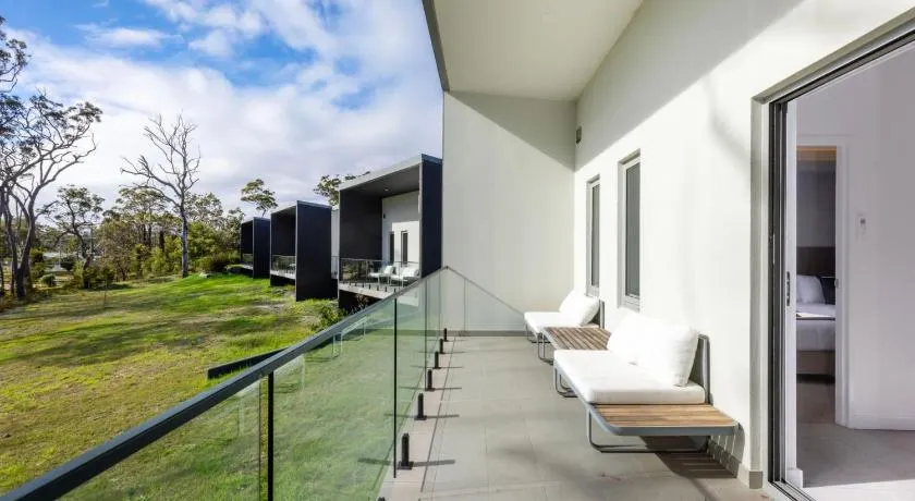 Modern 2 Bed Apartment with BBQ - 6 Min walk to beach - Image 1