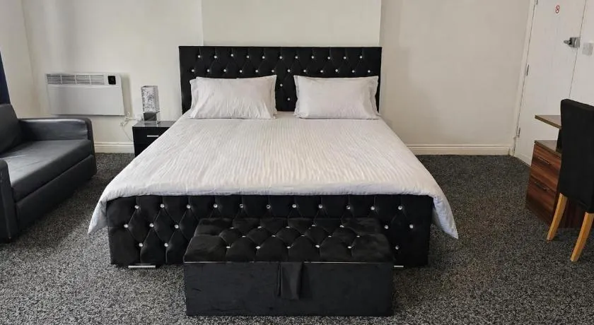 Cozy Studio in Oldbury with Extra Beds - Image 1