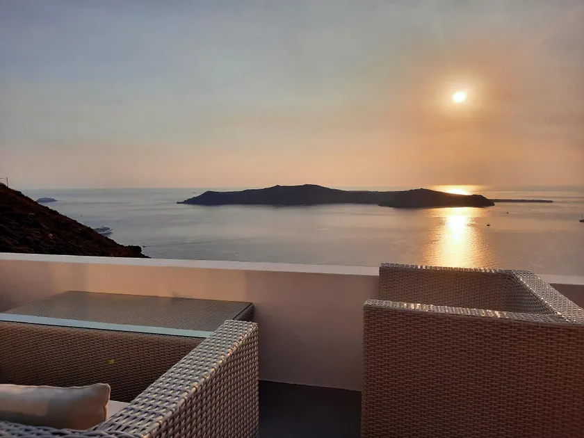 Luxurious villa with caldera view - Image 1