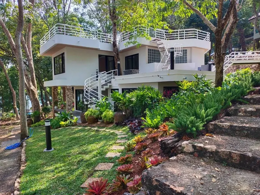 B98 Seaview Villa 3BR Scenic Hillside Stay - Image 1