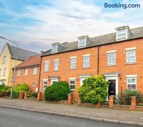 Ipswich-Luxury-Self Catering-Town Centre-Parking - Image 1