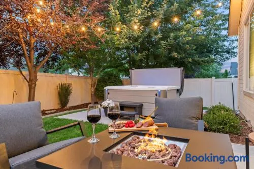 Soak Play Firepit Spa Game Room Sleeps 14 - Image 1