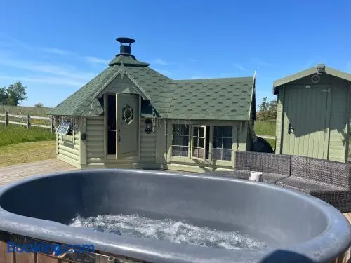 Off GRID Hobbit Hut with Wood Burning Hot tub NO SHOWER - Image 1