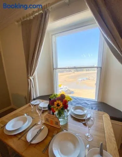 Kemendine Harbour View - perfectly positioned two level apartment in Tenby Harbour - Image 1